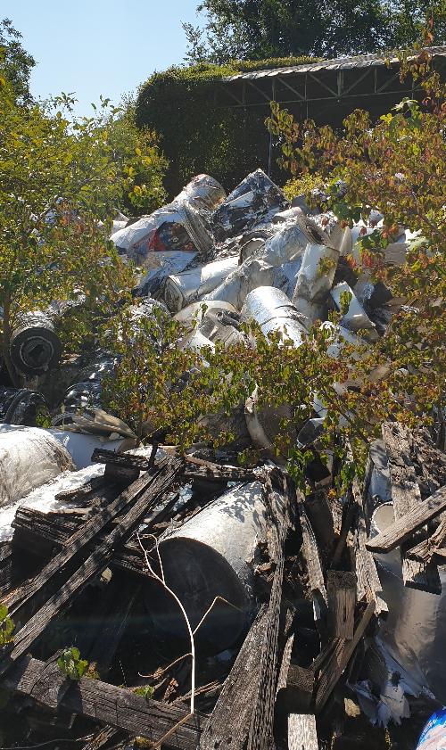 Cumuli di rifiuti di materiale plastico dentro e fuori un capannone in territorio di Aiello del Friuli accertati e segnalati dal Noava